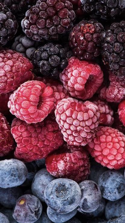 Berry Red Aesthetic, Fruity Aesthetics, Vegetables Reference, Apex Wallpaper, Creative Macro Photography, Healthy Fruits And Vegetables, Evergreen Vines, Instagram Design Creative, Fruit Photography