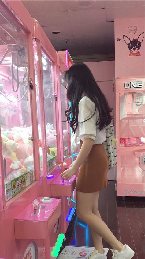 Korean No Face Pics, Arcade Aesthetic Korean, Korean Vending Machine, Asian Girl Aesthetic Faceless, Vending Machine Photoshoot, Korean Girl Faceless, Arcade Aesthetic Outfit, Aesthetic Pink Pics, Korean Pink Aesthetic