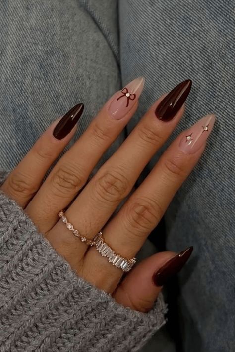 Simple Nail Ideas Autumn, Cute Fall Nails Almond Shape, Brown Autumnal Nails, Pretty Nail Art Designs Autumn, Aesthetic Thanksgiving Nails, Nail Ideas Brown French Tip, Brown Xmas Nails, Almond Nails Designs Thanksgiving, November Acrylic Nail Ideas