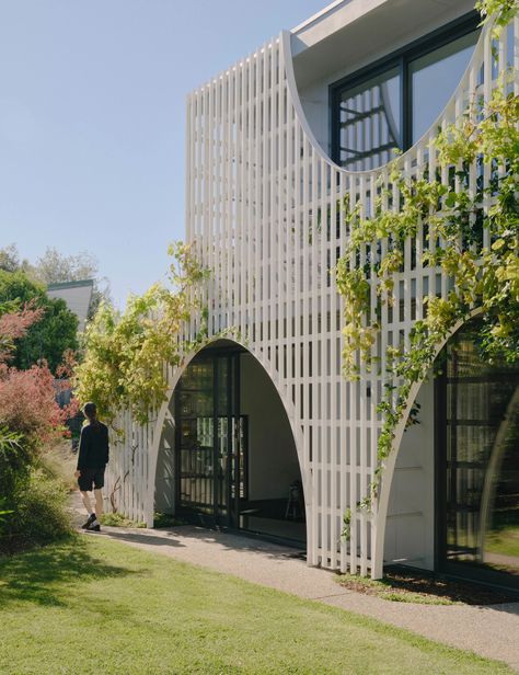 A Reservoir Home With A Productive Green Facade Suburban Family Home, Modern Brick House, Japanese Inspired Home, Sorrento Beach, Clifton Hill, California Bungalow, Green Facade, Modernist House, Garden Pavilion