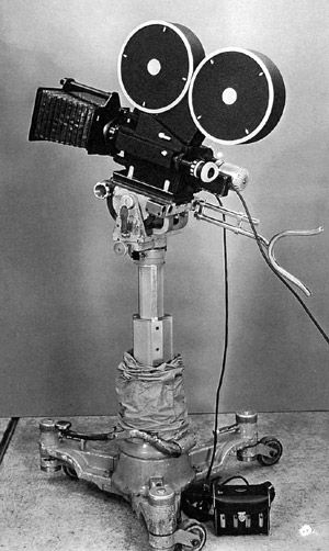 Old Hollywood Camera, History Of Cinema, Old Cinema Aesthetic, Vintage Cinema Aesthetic, Cinema History, Film Projector, Old Cinema, Hollywood Cinema, Septième Art