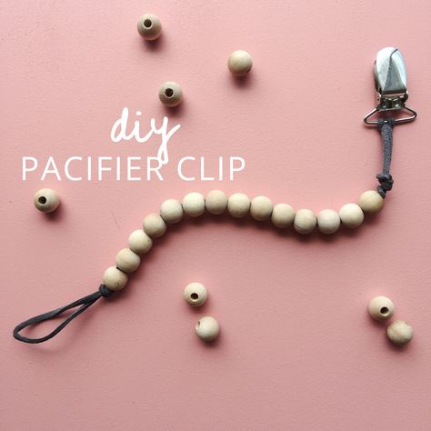 Diy neutral pacifier clip. Tutorial on myonlysunshineblog.com Pacifier Clip Tutorial, Diy Pacifier Clip, Pacifier Clips Diy, Beaded Pacifier Clip, Paci Clip, Baby Pacifier Clip, Diy Bebe, Diy Baby Gifts, Dummy Clips