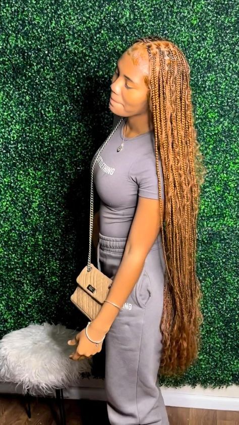 Braids For Black Women Honey Blonde, Honey Blonde Hair Knotless Braids, Honey Blonde Braided Hairstyles, Brown Hair Braids Black Women, All Blonde Knotless Braids, Braided Hairstyles Honey Blonde, Brown Hair Colors Braids, Blonde Hairstyles For Black Women Braids, Boho Knotless Braids Blonde And Black