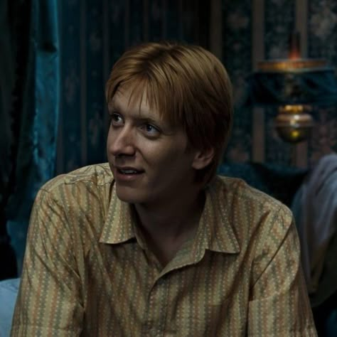 Fred E George Weasley, George Weasley Aesthetic, Harry Potter Twins, Fred And George, Weasley Aesthetic, Phelps Twins, Buku Harry Potter, Harry Potter Icons, Oliver Phelps