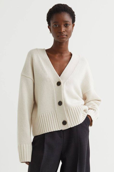 Top Design Fashion, Sophisticated Dress, Beige Cardigan, White Cardigan, Wool Cardigan, Fashion Company, World Of Fashion, Sweater Shop, Knit Cardigan