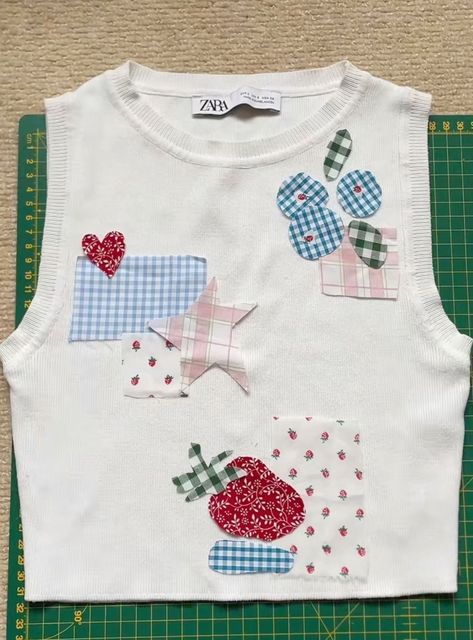 Patchwork Embroidery Hand Stitching, Adding Buttons To Clothes, Easy Sewing Projects Clothes Upcycle, Upcycle Clothes Easy, Shirt Stiching Ideas, Scrap Fabric Shirt, Patchwork Letter Shirt, Patchwork Sewing Ideas, Patchwork Baby Tee