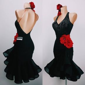 Maridance Tango Dance Costume, Black Red Flowers, Latin Design, Tango Dance Dress, Ballroom Dance Outfits, Ballroom Dress Inspiration, Dance Latin, Ballroom Fashion, Dancesport Dresses