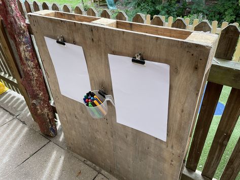 Mr Mc on Twitter: "Easy and cheap large easel! Pallet (sanded), tied to fence, nailed clips etc it’s part of our outdoor tool area that we are developing this year! #eyfs #writing #makingmarks… https://t.co/EfgptHCCes" Large Easel, Pallet Projects Garden, Writing Area, School Displays, Diy Chalkboard, Wooden Easel, Art Easel, Outdoor Classroom, Teacher Inspiration