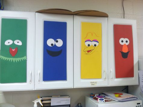 Preschool Classroom cabinet decorations School Cupboard Decoration, Cupboard Painting Ideas, Cupboard Painting, Decoration For Classroom, Preschool Rainbow, Doors Decoration, School Kitchen, Become A Teacher, Class Door