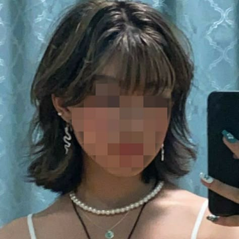 Short Cool Hairstyles For Women, Downtown Short Hair, Wispy Bangs Short Layered Hair, Black Short Layered Hair With Curtain Bangs, Short Layered Hair From The Back, Short To Mid Length Hair With Layers, Shoulder Length Feminine Haircut, Short Haircuts Unstyled, Short Layered Haircuts Bangs