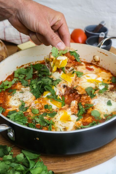 Shakshuka Chorizo, Shashuksha Recipe, Saksuka Recipe, Shakshuka With Feta, Bday Brunch, Shakshuka Recipe, Shakshuka Recipes, Fajita Bowls, Spicy Tomato Sauce