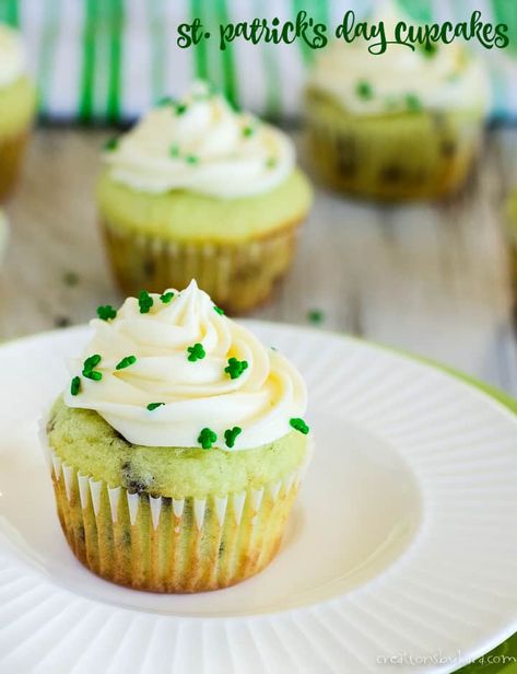 Pistachio Cupcakes, Pudding Cupcakes, Chocolate Chip Cupcakes, St Patricks Day Food, Pistachio Pudding, Homemade Cake, Cupcake Flavors, Homemade Cake Recipes, Cookie Cups