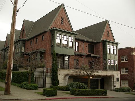 Victoria Townhouses | Queen Anne, Seattle | Comstock St - Mithun Architects Seattle Townhouse, Houses In Queens Ny, Redchurch Townhouse, Upper West Side Townhouse, Queen Anne Seattle Homes, Queen Anne Tower House, Queen Anne House, Townhouse Exterior, World Best Photos