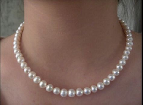 Real pearls Simple Pearl Necklace, Genuine Pearl Necklace, Real Pearl Necklace, Motifs Perler, Pearl Necklace Designs, Necklace Stand, Simple Pearl, Classy Jewelry, Real Pearls