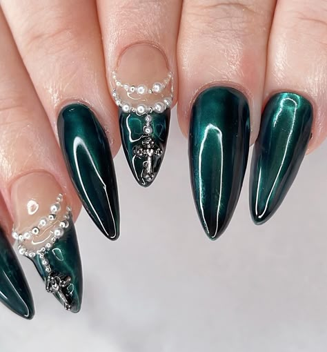 ˚♱ The other Boleyn Girl ♱ ˚ Comment if you got the reference 🤭 Isn’t this dark chrome with an accent baroque nail such a moodddd 🤌🏻 #nailinspo #naildesign #nailart #gelxinspo #vancouvernails #baroquenails #chromenails #renaissancenails #gothicnails #gelxnails #3dnailart Silver And Green Nails, Dark Green Nail Art, Green And Silver Nails, The Other Boleyn, Nails Board, Nail Desi, Hoco Nails, The Other Boleyn Girl, Dark Green Nails