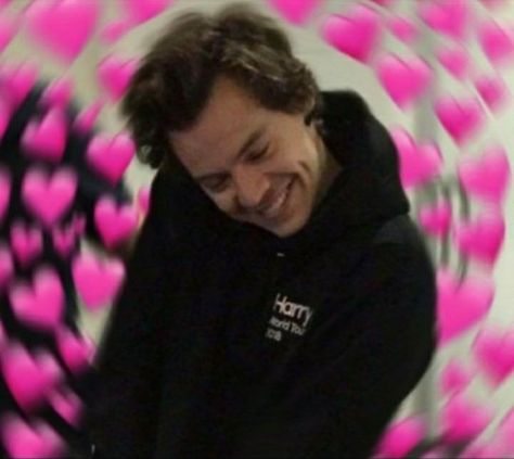 Harry Styles Funny Pfp, Harry Styles Funny Pics, Sending Love Reaction Pic, Pink Reaction Pics, 1d Reaction Pics, One Direction Reaction Pics, In Love Reaction Pic, Harry Styles Reaction Pics, Meme Core