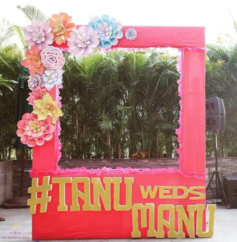 Wedding Photo Booth Ideas For Oh Not-So-Boring Couple Photographs Selfi Point Decoration For Wedding, Selfie Point For Wedding, Selfie Point Decoration Wedding, Onam 2024, Wedding Photo Booth Ideas, Photobooth Decor, Rustic Photo Booth, Selfie Point, Photo Booth Ideas