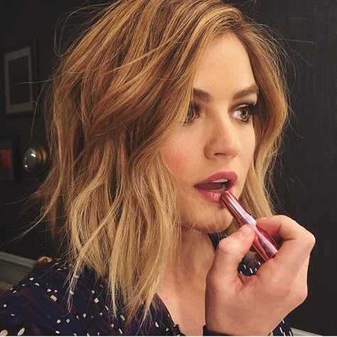 I love Lucy Hales new blonde hair. Wavy Hairstyles Medium, Caramel Blonde, Messy Short Hair, Strawberry Blonde Hair, Hair Styles 2017, Penteado Cabelo Curto, Lucy Hale, Short Haircut, Honey Blonde