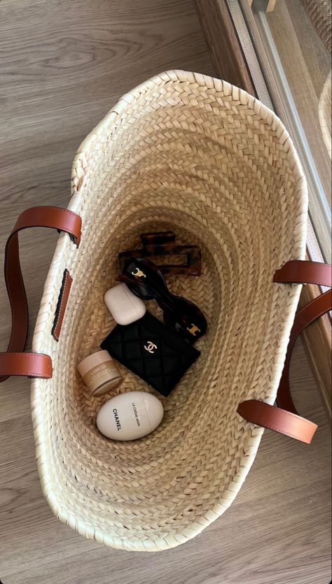 Basket Bag Aesthetic, Beach Bag Aesthetic, Sea Vacation, Purse Essentials, Aesthetic Content, Vacation Mood, Italy Aesthetic, Bag Aesthetic, What In My Bag