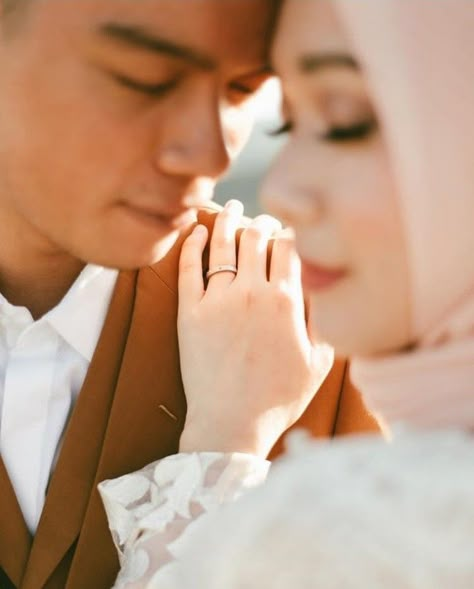 Outdoor Wedding Poses Ideas, Outdoor Wedding Poses, Prewedding Pose Outdoor, Outdoor Prewedding Ideas, Pose Prewedding Outdoor, Wedding Akad, Prewedding Pose, Engagement Portraits Poses, Pose Pengantin