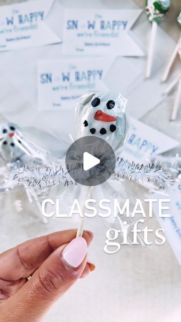 Andrea Clawson on Instagram: "Classmate gifts: Lollipop snowman ☃️ ❄️ 

Adorable + affordable winter treat idea for the little ones. These would be great for class favors or winter party favors too. 

For teacher, this would be a fun activity to do with students after reading a book about a snowman. 

What I used: 
Lollipops from @dollartree 
White tissue paper and cellophane cut into small squares from @dollartree 
ribbon
Black and orange paint markers from @target 
(sharpies should work too)
printed gift tag from stayathomecircus.com

Save for later + share with friends + follow for more holiday ideas

#christmastreatsideas #dollartreecrafts #kidscrafts #christmasdiy #classroomtreats #dollartreefinds #dollartreediy #dollartreeobsessed #christmasideas #christmasparty #christmaspartyideas Snowman Party Favors, Diy Gifts For Students From Teacher, Class Gifts For Students Christmas, Christmas Treats For Kids Classroom, Lollipop Gift Ideas, Marshmellow Snowman, Snowman Recipe, Winter Party Favors, Winter Party Favor