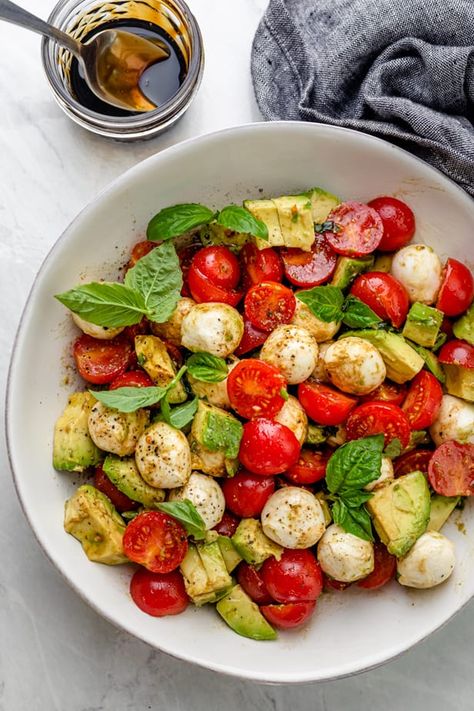 Avocado Caprese Salad {10 Minutes to Make!} | FeelGoodFoodie Cookout Salads, Yummy Easy Recipes, Avocado Caprese Salad, Roasted Tomato Salad, Ensalada Caprese, Recipes Avocado, Tomato Caprese, Salad Tomato, Caprese Recipes