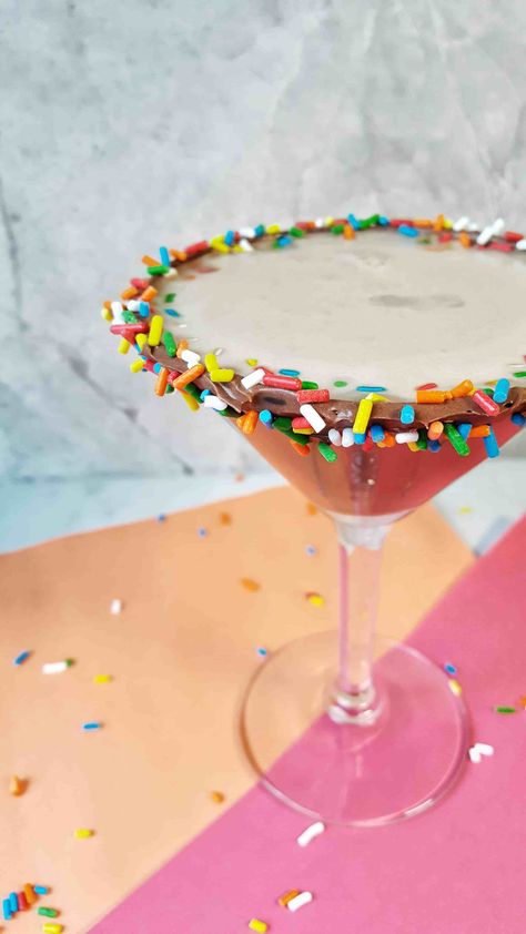 Cake Martini Recipe, Cake Batter Martini, Birthday Cake Vodka, Wedding Cake Martini, Birthday Cake Martini, Cake Martini, Birthday Cocktails Recipes, Cake Vodka, Boozy Chocolate