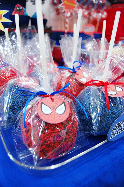 Spiderman Chocolate Covered Apples by Marga by Yummy Piece of Cake, via Flickr Spiderman Dessert Table, Hot Suga, Γενέθλια Mickey Mouse, Spiderman Birthday Party Decorations, Covered Apples, Chocolate Covered Apples, Chocolate Apples, Avenger Birthday Party, Spiderman Birthday Party