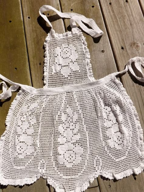 50s Apron, 1950s Crochet, Crochet Apron, Sewing Collars, Crochet Toddler, Fillet Crochet, Knitting Instructions, Crochet Decoration, Crochet Dress Pattern