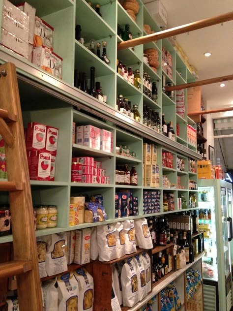 One of my fave delis in Soho, London - Lina Stores. Discover something delicious worth sharing (and eating) today! Lina Stores London, Lina Stores, Deli Ideas, Gift Shop Interiors, Deli Shop, Specialty Food Store, Store Design Boutique, House Organisation, Bagel Shop