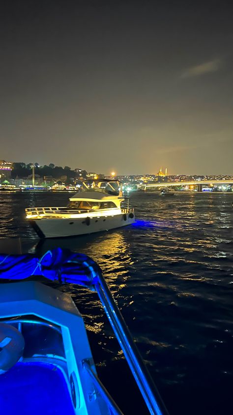 Day Scenery, White Mercedes, Nyc Night, Dubai Vacation, Nightclub Aesthetic, Miami Life, Yacht Life, Story Ideas Pictures, Jetski