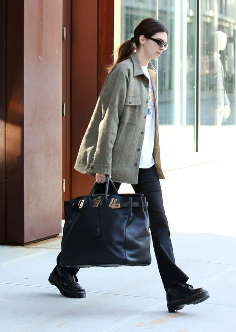 Kendall Jenner Just Carried the Biggest Birkin Bag I've Ever Seen Street Style Kendall Jenner, Combat Boot Outfits, Perfect Travel Outfit, Combat Boot Outfit, Style Kendall Jenner, Kendall Jenner Street Style, Kendall Style, Kendal Jenner, Stylish Celebrities