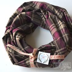 New video tut: how to make an easy #DIY infinity scarf. These make great gifts! http://thediymommy.com/video-make-an-easy-infinity-scarf-9-more-easy-diy-gift-ideas/ Easy Infinity Scarf, Scarf Video, Diy Infinity Scarf, Infinity Scarfs, Diy Mommy, Trendy Sewing Projects, Fabric Balls, Diy Scarf, Easy Diy Gifts