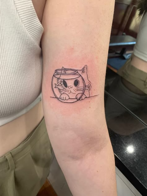 Super cute tattoo of a cat looking through a fish bowl Cat Looking At Fish Bowl, Cat With Fish Tattoo, Fish Tank Tattoo, Cat And Fish Tattoo, Fish In A Bag Tattoo, Fish Bowl Tattoo, Fishbowl Tattoo, Tattoo Ideas Fish, Cat Flash Tattoo