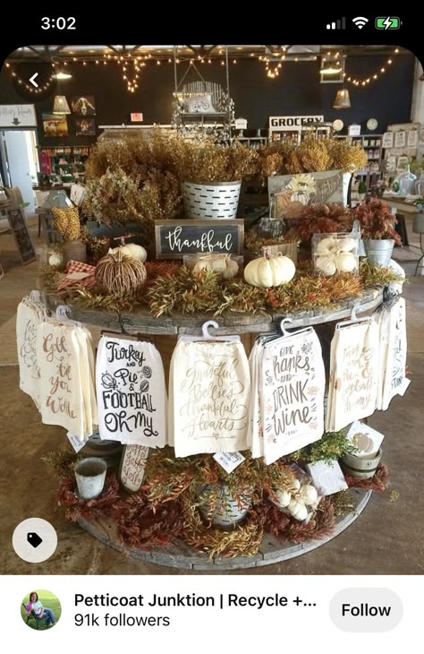 Retail Display Ideas, Gift Shop Displays, Flea Market Booth, Antique Booth Displays, Craft Fairs Booth, Craft Booth Displays, Boutique Display, Vendor Booth, Craft Fair Displays