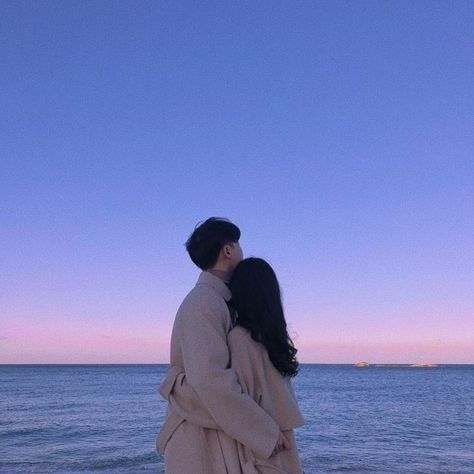 Fotbar Rp Couple, Beach Love Couple, Photos Couple Mignon, Pink Couple, Korean Couple Photoshoot, Hugging Couple, 사진 촬영 포즈, Couples Vibe, Ulzzang Couple