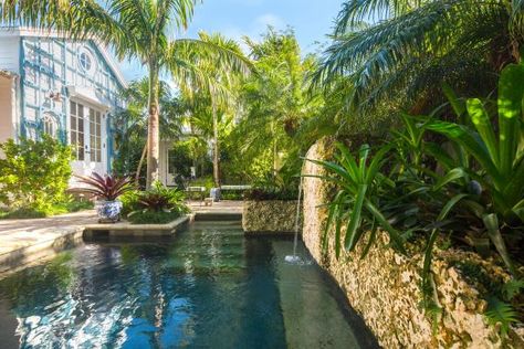 Tropical Pool With Fountain Tropical Fountain, Backyard Pool And Spa, Backyard Vacation, Vertikal Garden, Tropical Backyard, Outdoor Remodel, Tropical Pool, The Secret Garden, Swimming Pools Backyard