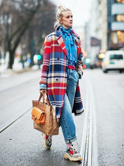 Plaid Print Coat, Mantel Outfit, Walking Down The Street, Looks Street Style, Plaid Coat, Urban Street Style, Print Coat, Fashion People, Street Style Inspiration