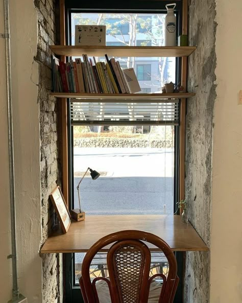 Writers Nook, Writing Nook, Cafe Aesthetic, Jolie Photo, Classic Literature, Book Shelf, Aesthetic Room, Dream Room, Future House