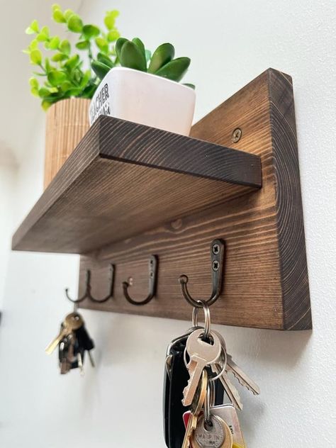 Wall Hanging Key Rack Key Holder Key Organiser With Shelf - Etsy Norway Key Rack Diy, Work Office Ideas, Money Making Projects, Key Organiser, Key Holder Diy, Mail And Key Holder, Wood Things, Wood Art Projects, Small Woodworking Projects