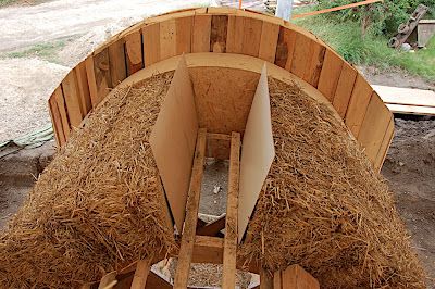 Straw Bale Construction, Cob Building, Caravan Decor, Silo House, Straw Bale House, Earthship Home, Cool Tree Houses, Straw Bales, Underground Homes