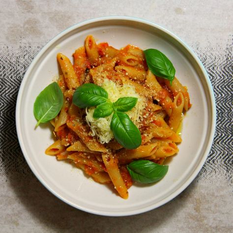 Pasta Penne Al’Arrabiata / Tomasta Pasta Presentation, Pasta Plating, Pasta Marinara, Pasta Penne, Pasta Plates, Dried Vegetables, Spicy Dishes, Vegan Parmesan, Spicy Chili