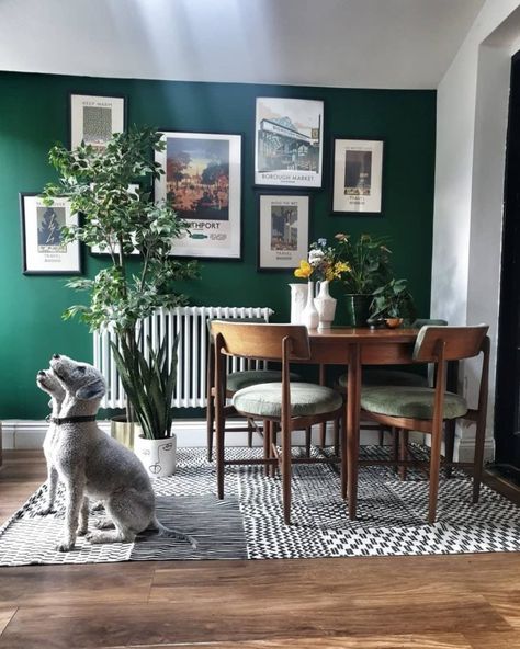 small dining room with emerald green wall and art gallery Black And Yellow Dining Room, Brownstone Interiors, Bright Interior Design, Kitchen Vibes, Summer Living Room, Green Dining Room, Sweet House, Basement Reno, Fotografi Digital