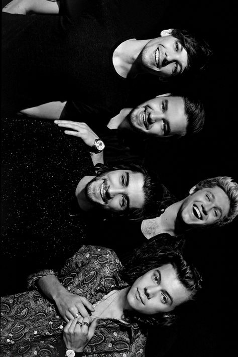 Eingebetteter Bild-Link One D Wallpaper, One Direction Black And White Aesthetic, 1d Black And White, One Direction Black And White, One Direction Gif, One Direction Aesthetic, Harry Styles Icon, One Direction 2014, One Direction Photoshoot