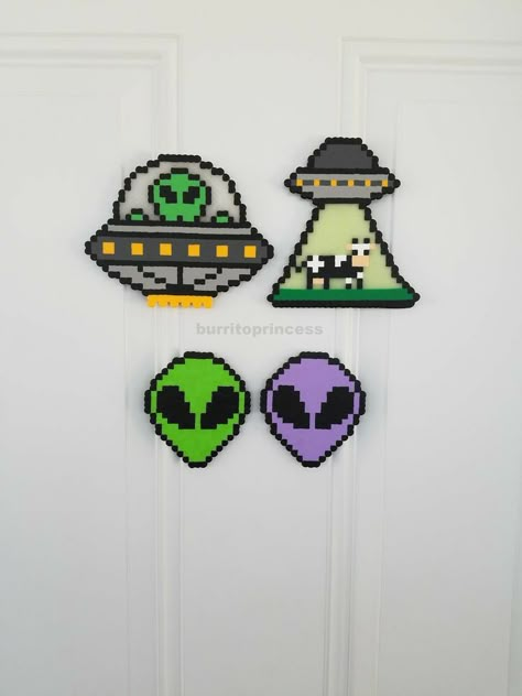 8 Bit Perler Bead Patterns, Alien Perler Beads, Melting Beads Patterns, Horror Perler Beads, Cool Perler Bead Patterns, Perler Bead Designs, Melt Beads Patterns, Decorative Magnets, Easy Perler Bead Patterns