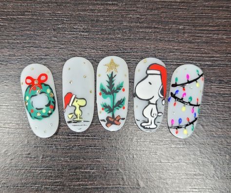 Snoopy Xmas Nails, Snoopy Christmas Nail Art, Charlie Brown Nails Christmas, Snoopy Winter Nails, Christmas Nails Snoopy, Cat Christmas Nails, Peanuts Christmas Nails, Christmas Nails Characters, Snow Globe Nail Art