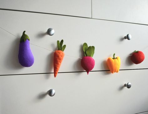 Handmade vegetable bunting includes one aubergine, carrot, beetroot, pepper and tomato. Can be hung on the window, on the wall or attached to your furniture. Vegetable Nursery, Felt Vegetables, Vegetable Decoration, Felt Bunting, Nursery Garland, Diy Art Painting, Nursery Themes, Boy Nursery, Wedding Basket