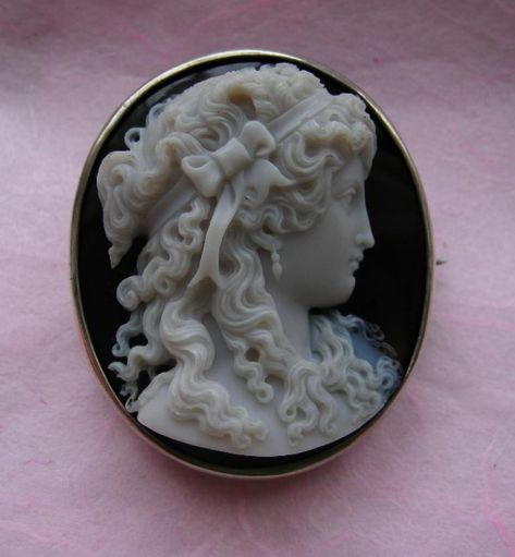 Museum Quality Cameo M.me de Pompadour - Antique Cameos Nantucket Baskets, Art Ornament, Vintage Jewlery, Cameo Jewelry, Vintage Cameo, Carved Stone, Carved Shell, Cameo Brooch, Pompadour