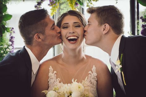 Brother And Bride Pictures, Brothers Of The Bride, Bride With Brothers, Groom And Sister Pictures, Groom And Sister Photo Ideas, Bride And Brother Pictures, Bride With Brothers Photo Ideas, Wedding Core, Moodboard Wedding