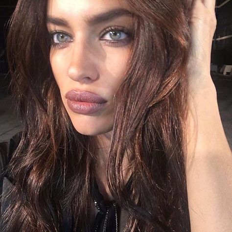 Irina Shayk Style, Camila Morrone, Top Models, Black Eyeliner, Irina Shayk, Mode Vintage, Maquillaje De Ojos, Brown Hair, بلاك بينك